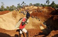 Buscadores de oro en una mina cerca del pueblo. REUTERS/Thomas Mukoya