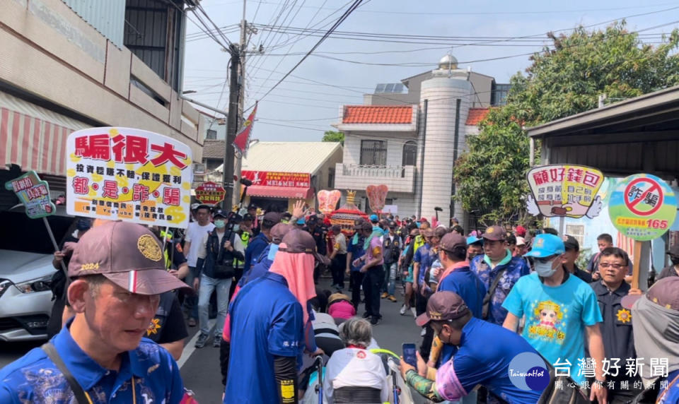 嘉義縣警局結合大甲媽祖遶境活動，加強全民識詐、反毒宣導／警方提供