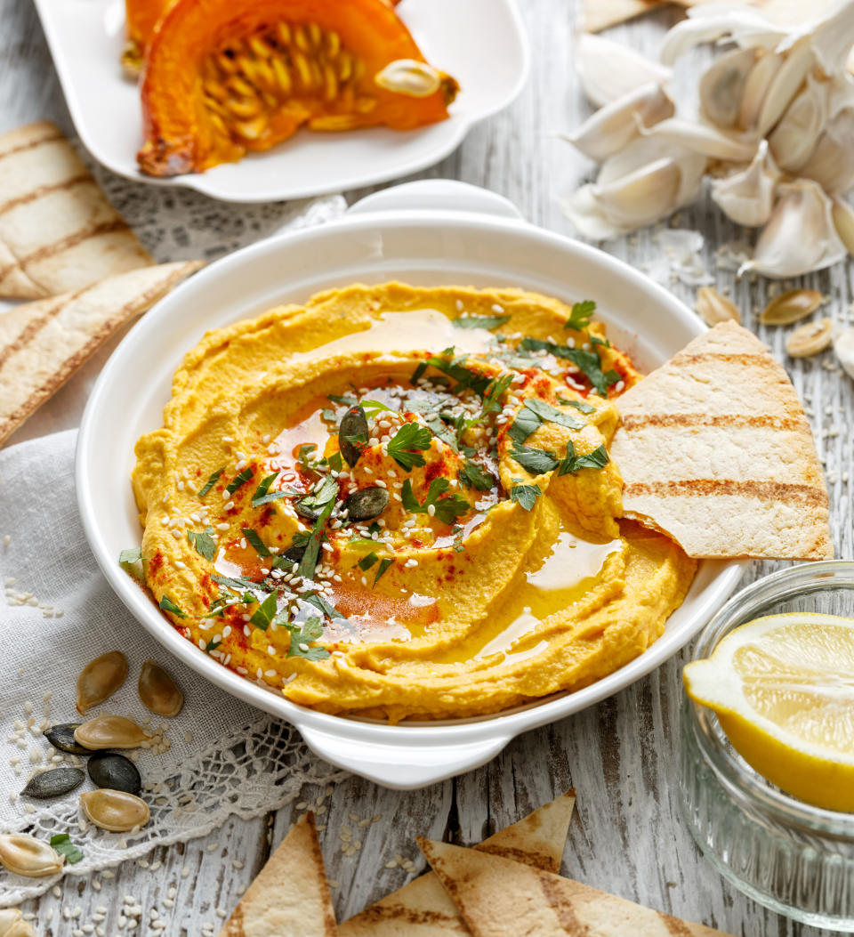 <p>Hummus mit Kürbis gehört mittlerweile in vielen Supermärkten zum Standardsortiment. Oft fallen diese Kichererbsen-Pürees aber recht süß aus. Da doch lieber selber machen und den Hummus mit ordentlich Tahinipaste, Knoblauch, Sesam und Chiliflocken abschmecken – so wie beim Rezept des Foodblogs „<a rel="nofollow noopener" href="https://veganheaven.de/Rezepte/kuerbis-hummus" target="_blank" data-ylk="slk:Vegan Heaven;elm:context_link;itc:0;sec:content-canvas" class="link ">Vegan Heaven</a>“. (Bild: Getty Images) </p>