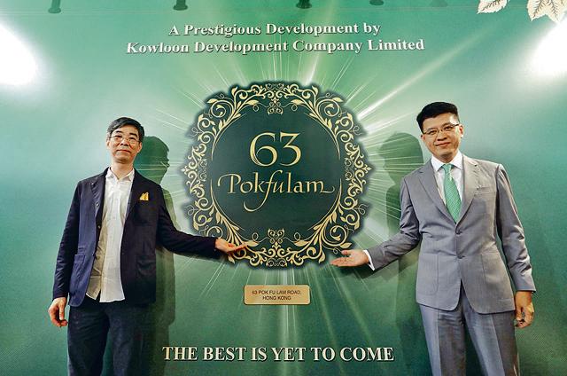 西營盤63 Pokfulam 主打細單位，圖右為九建市務及銷售部總經理楊聰永；旁為書法藝術家Patrick Leung。（張永康攝）