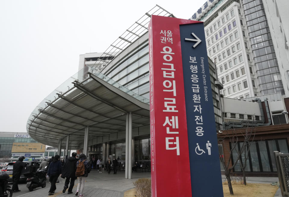 People arrive at Seoul National University Hospital in Seoul, South Korea, Thursday, Feb. 29, 2024. South Korea’s government made a last appeal to junior doctors to end a walkout, with hours left to go before the Thursday deadline on its threats to suspend medical licenses and prosecute the strikers. (AP Photo/Ahn Young-joon)