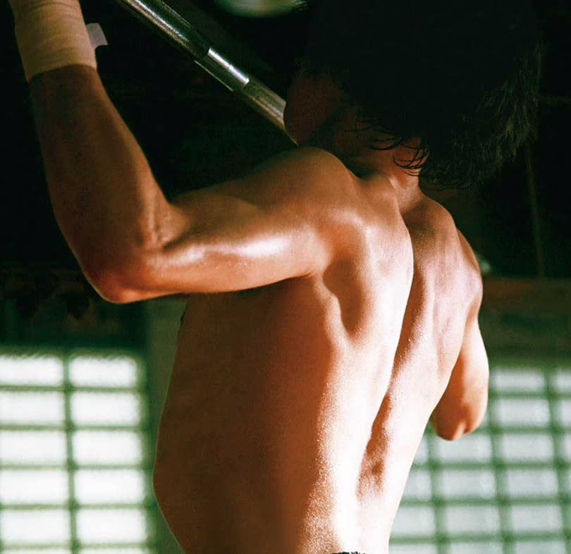 橫濱流星為戲增重10公斤，導演表示他的背肌和開拍前完全不同了。（圖／威視提供）