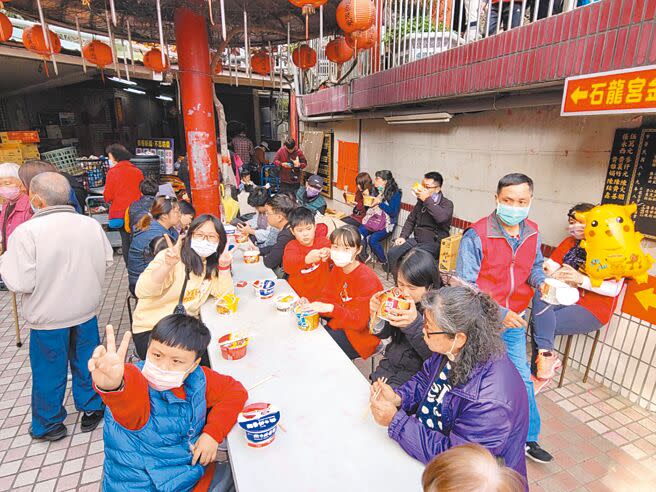 南投中寮石龍宮「泡麵土地公」大年初一至初四湧進20多萬名香客，推估每天至少吃掉1萬5000碗泡麵。（楊靜茹攝）