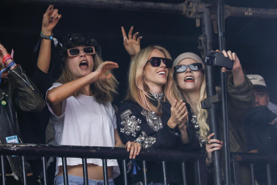 Cara Delevingne, de izquierda a derecha, Lady Mary Charteris y Anya Taylor-Joy en el concierto de Avril Lavigne en el Festival de Glastonbury en Worthy Farm, Somerset, Inglaterra, el domingo 30 de junio de 2024. (Joel C Ryan/Invision/AP)