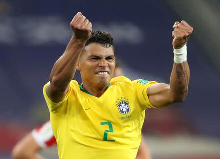 El defensor brasileño Thiago Silva festeja tras convertir un gol frente a Serbia en su encuentro por el grupo E de la Copa del Mundo de la FIFA en Moscú, jun 27, 2018. REUTERS/Carl Recine