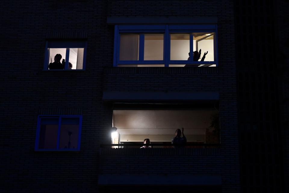 Varios vecinos aplauden al personal sanitario como cada noche desde sus balcones en Madrid (Photo by PIERRE-PHILIPPE MARCOU / AFP) (Photo by PIERRE-PHILIPPE MARCOU/AFP via Getty Images)