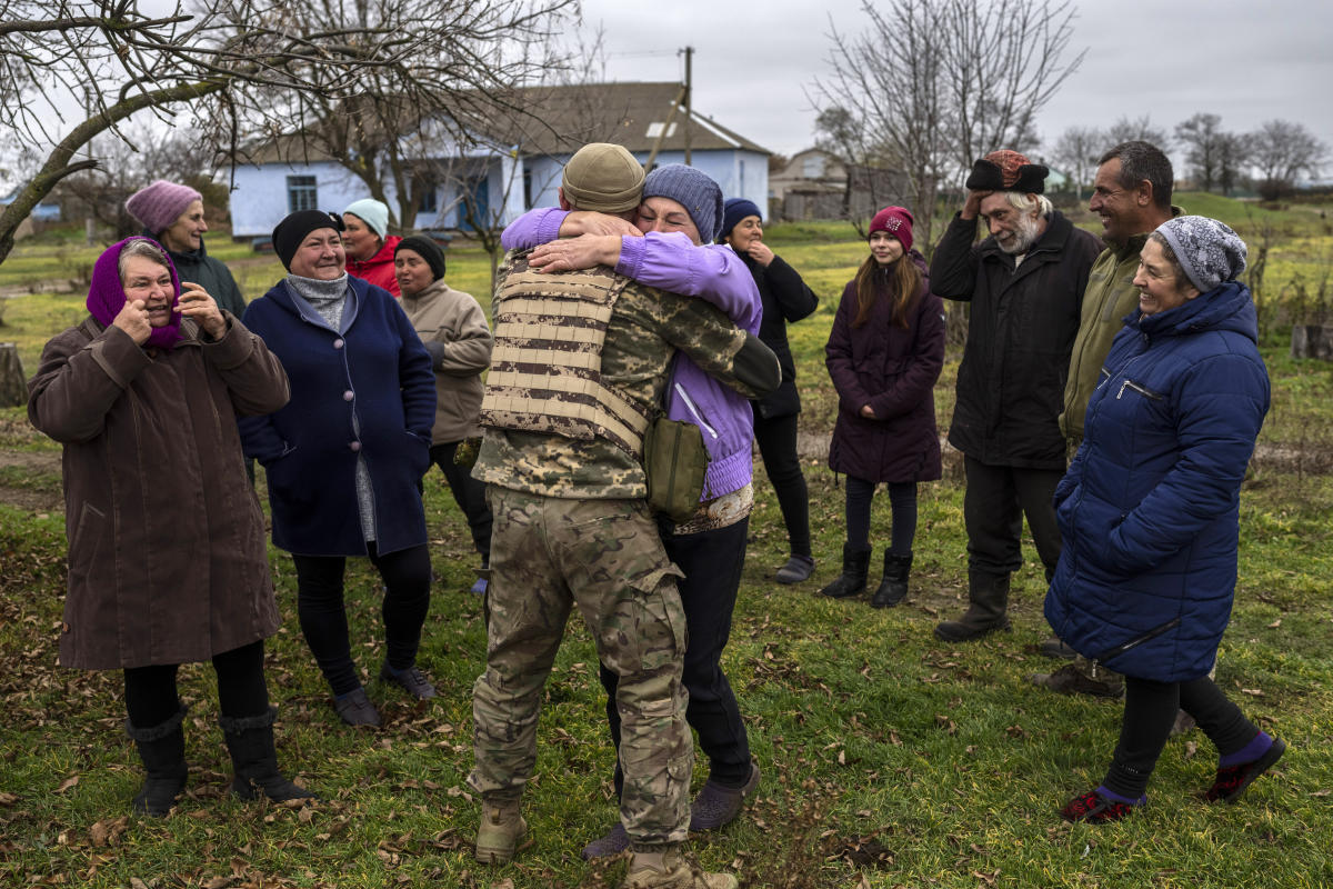 Familles réunies après la retraite russe en Ukraine