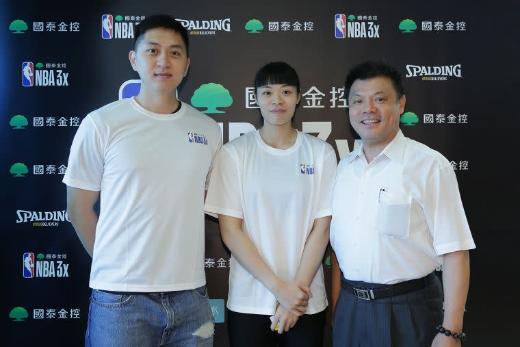 國泰NBA3x十年有成！國泰金控協理廖昶超（右）、去年拿下國泰NBA3x冠軍的國泰女籃成員戴宜庭（中）與曾拿下三屆國泰NBA3x冠軍的大學長吳宏政（左）。官方提供