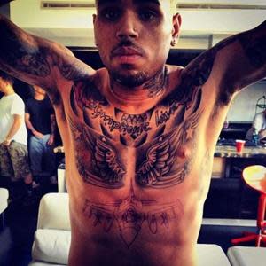 Chris Brown y su nuevo tatuaje en el pecho via Twitter