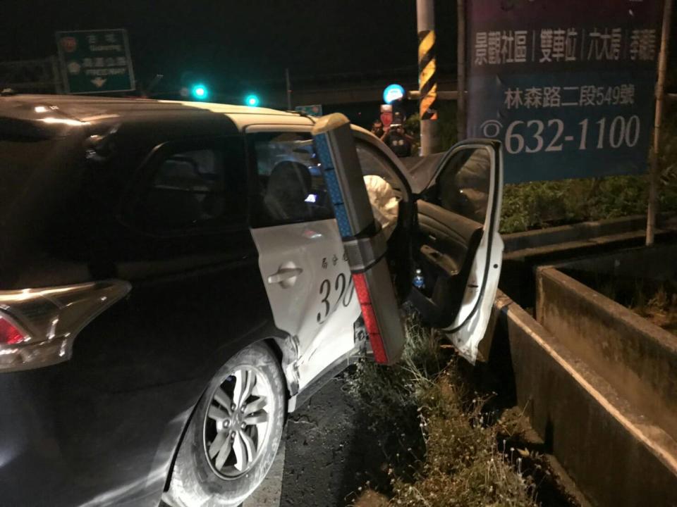 ▲巡邏車遭嫌疑人車輛碰撞，致失控撞擊路旁燈桿。（圖／雲林縣警察局提供）