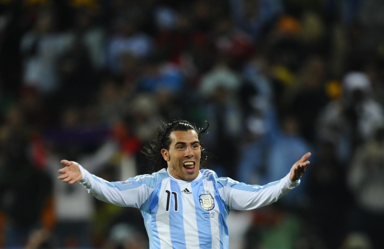 Carlos Tevez marcó un doblete contra México en los octavos de final de Sudáfrica 2010. (Foto: DANIEL GARCIA/AFP via Getty Images)