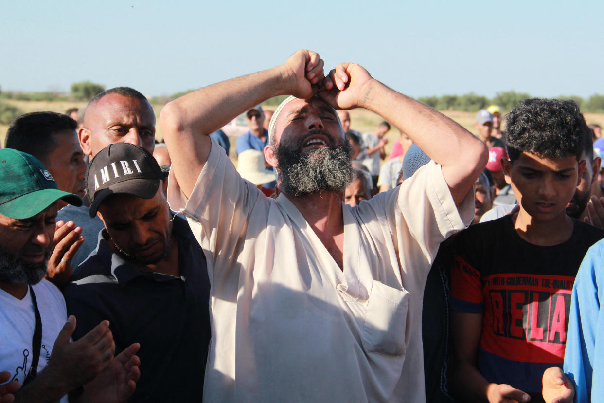 Des Tunisiens en pleurs lors des funérailles du jeune homme poignardé lundi soir lors d’une échauffourée entre riverains et migrants d’Afrique subsaharienne, à Sfax. 