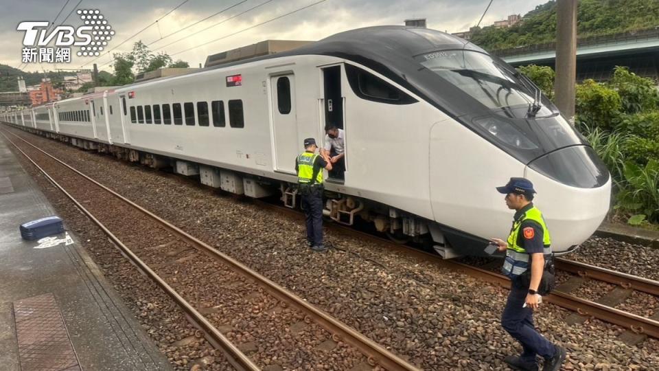 機車闖暖暖站月台掉落鐵軌，慘遭自強號撞上。（圖／TVBS）