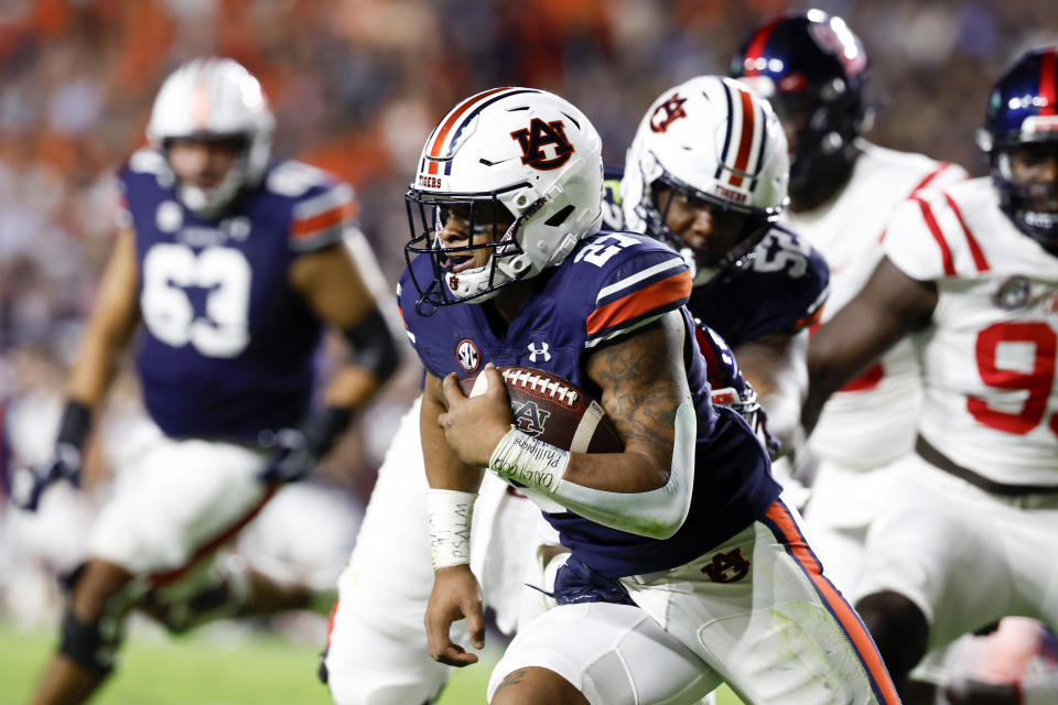 Auburn running back Jarquez Hunter, center, carries the ball against Mississippi during the first half of an NCAA college football game, Saturday, Oct. 21, 2023, in Auburn, Ala. (AP Photo/Butch Dill)