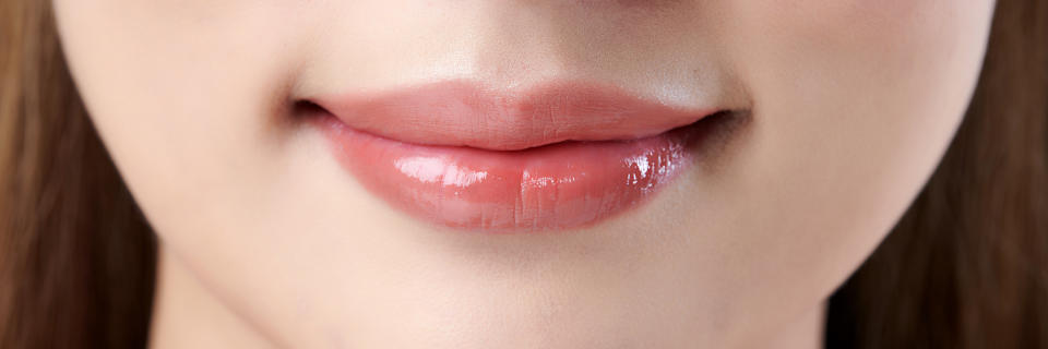 注意護唇膏的成分清單，避免含有可能引起敏感或過敏的成分。如果想要有滋潤和光澤可以挑選含精油、植物油脂、維生素E等為基底的護唇膏，具有優異的潤澤和保濕效果。