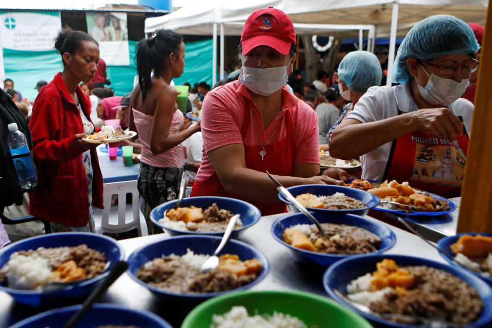 <p>A woman serves food in a shelter for Venezuelan migrants in Cucuta, Colombia, Aug. 8, 2018. (Photo: Luisa Gonzalez/Reuters) </p>