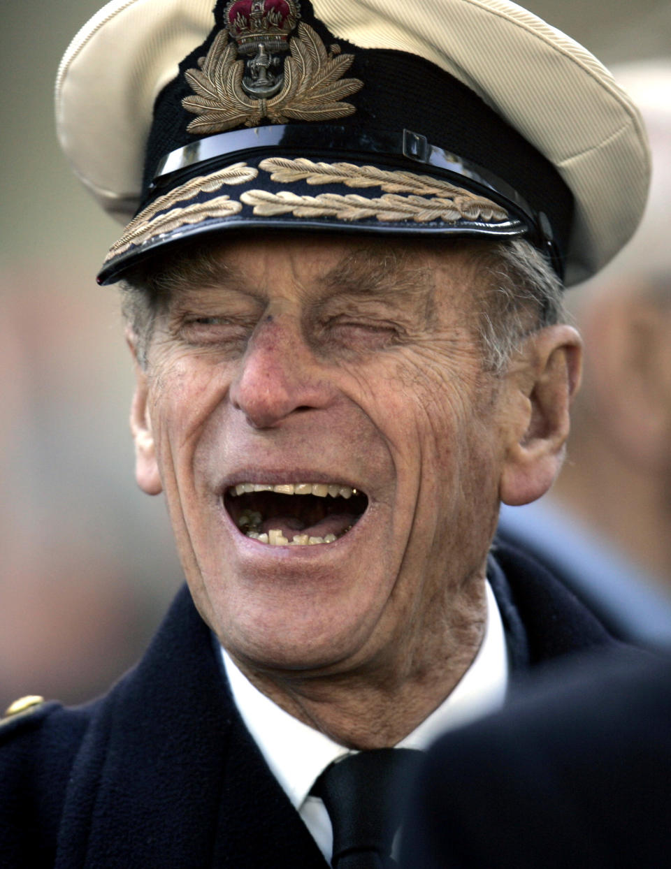 En esta foto del 9 de noviembre de 2006, el príncipe Felipe de Gran Bretaña se ríe de un chiste con un veterano de guerra tras una ceremonia por la inauguración del Field of Remembrance en la Abadía de Westminster, en Londres. (AP Foto/Lefteris Pitarakis, Archivo)