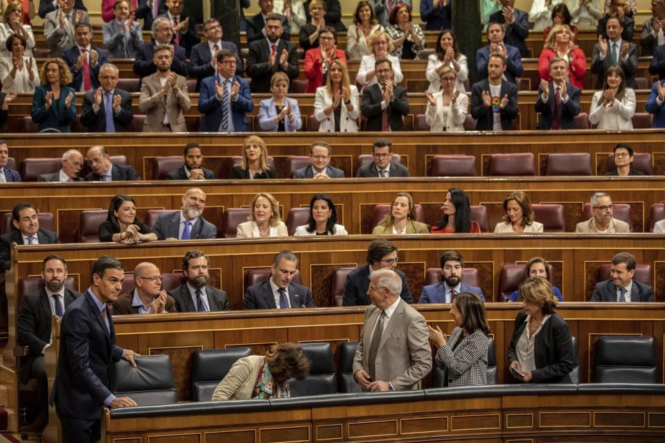 El presidente del gobierno, Pedro Sánchez (abajo izquierda), llega a la sesión de constitución del Congreso de los Diputados, en Madrid, el 21 de mayo de 2019. (AP Foto/Bernat Armangue, Pool)