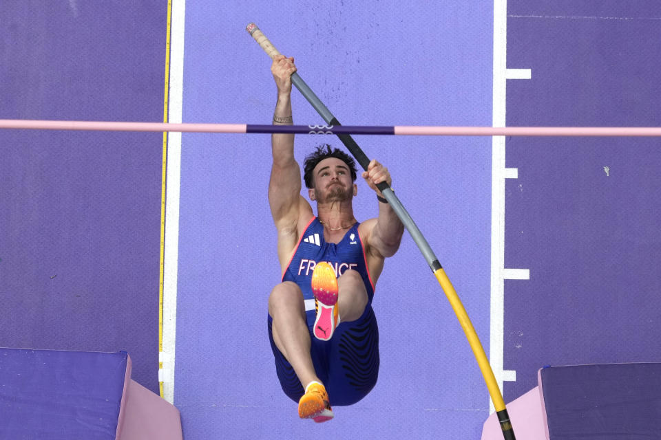 Anthony Ammirati, of France, competes in the men's pole vault qualification at the 2024 Summer Olympics, Saturday, Aug. 3, 2024, in Saint-Denis, France. (AP Photo/David J. Phillip)