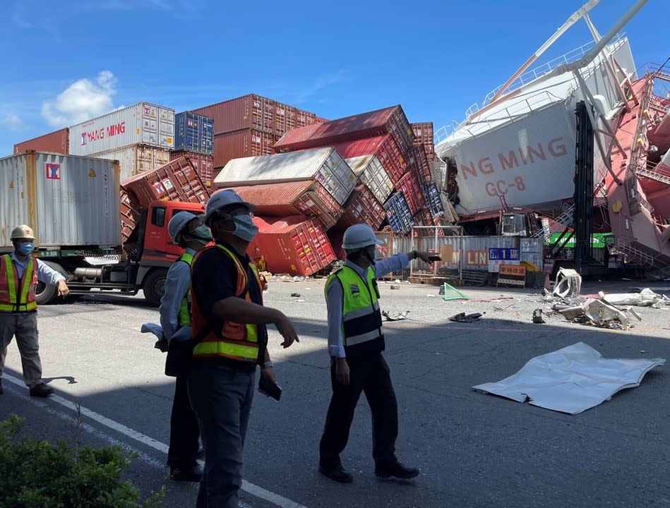 現場估計約有30-50只貨櫃倒塌。   圖：航港局／提供