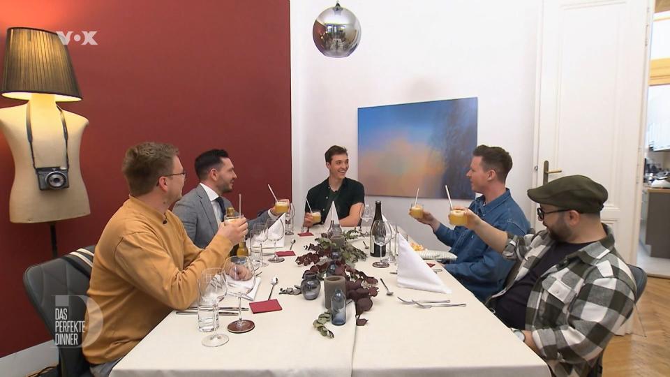 Mit einem Amaretto Sour und einem Geburtstags-Ständchen beginnt das Dinner, von links: David, Robin, Gastgeber Niko, Max und Alp.
 (Bild: RTL)