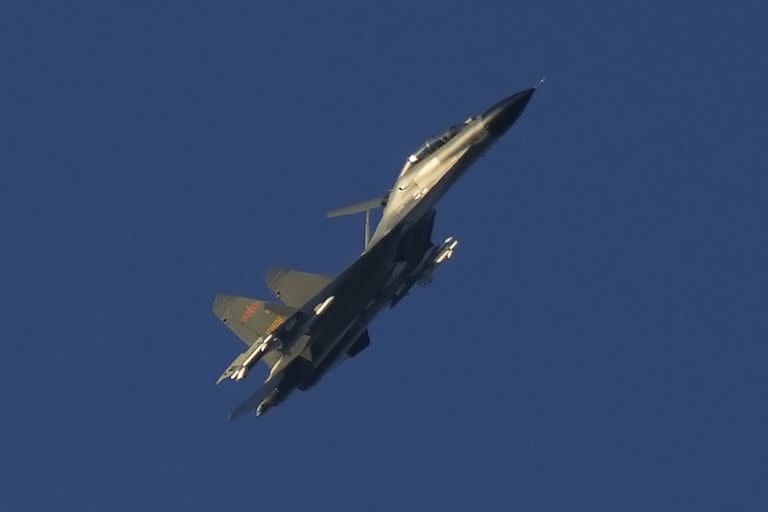 Un avión militar chino  J-11 vuela sobre el Estrecho de Taiwán (Archivo)