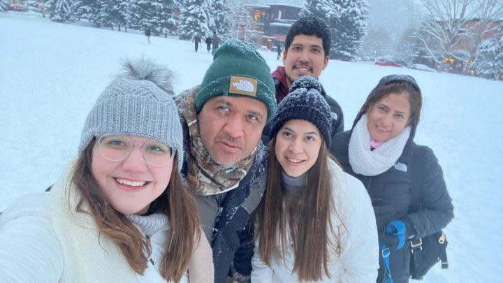 Ismael Sifuentes Rincón y Luz María González Olacio, con sus hijos Fernando, María José y Abril Sifuentes González