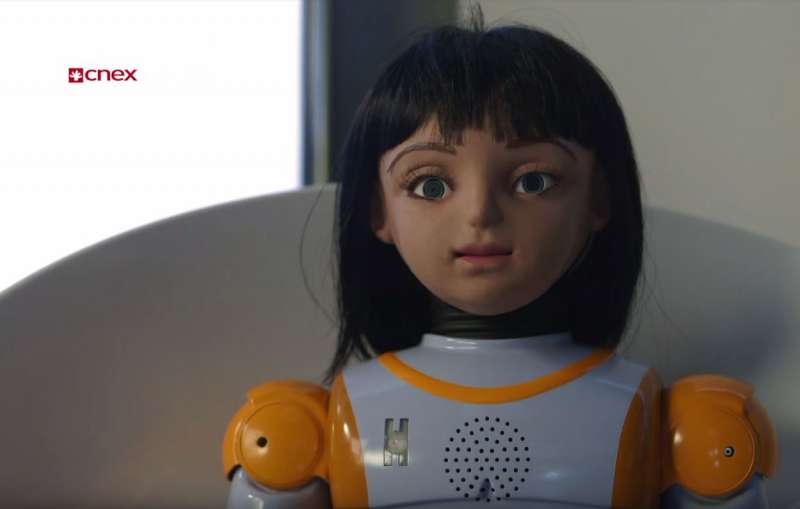 機器人愛麗絲的雖然有機器人的身體，但面貌相當擬真。（截圖自開窗看世界）