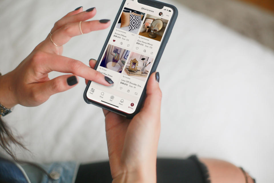 Une femme défile sur l'application Poshmark.  (Photo: Poshmark)