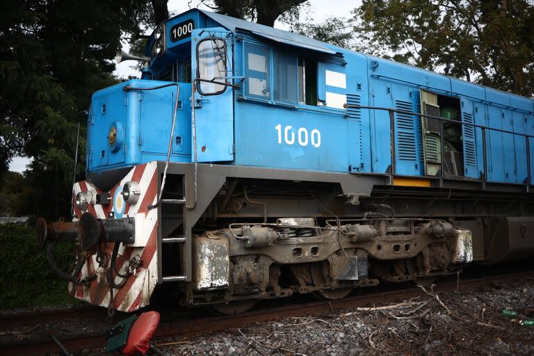 Esta es la locomotora del tren San Martín que chocó con la otra formación detenida sobre las vías