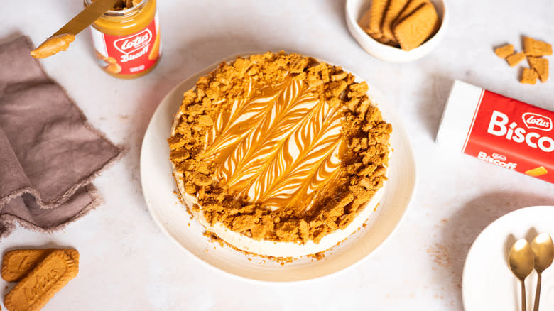 biscoff cheesecake on plate 