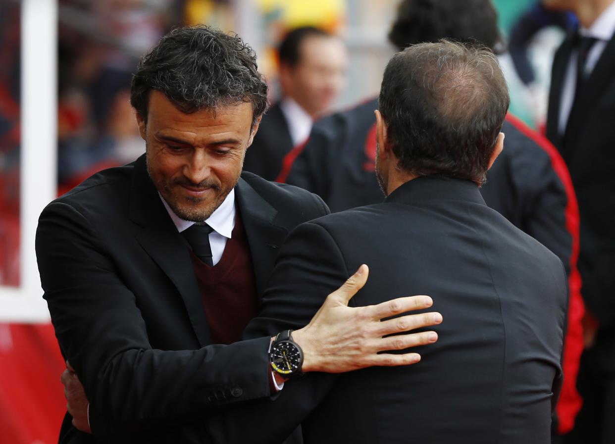 Barcelona coach Luis Enrique (L) greets Granada coach Abel Resino before the start of their Spanish First Division soccer match at Nuevo Los Carmenes stadium in Granada, February 28, 2015. REUTERS/Marcelo del Pozo (SPAIN - Tags: SPORT SOCCER)