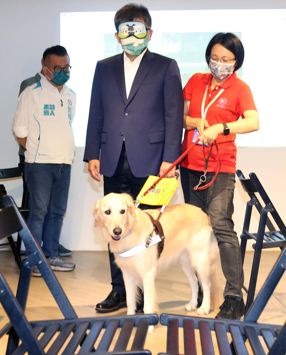 民進黨台北市長參選人陳時中（中）6日拜會惠光導盲犬基金會，並戴上眼罩體驗導盲犬引導視障者的狀況。（范揚光攝）