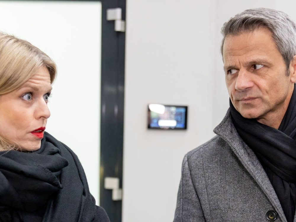 "Unter uns": Benedikt ist ausgebremst, als Patrizias Wunscharchitekt das gemeinsame Projekt absagt. (Bild: RTL / Sebastian Meyer)