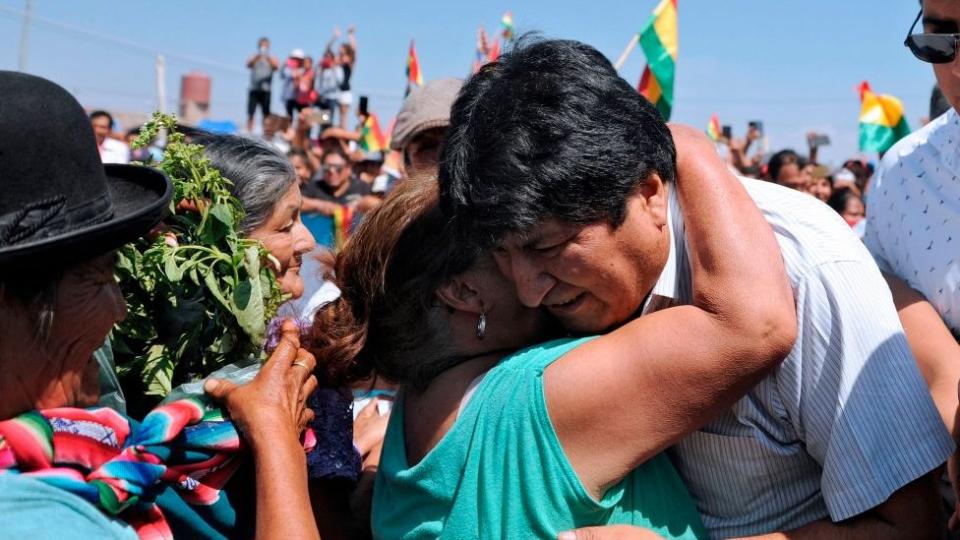 Evo Morales es abrazado durante un mitin político en Argentina