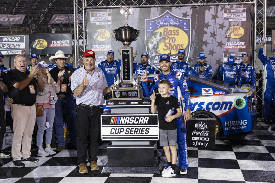 Kyle Larson, center back right, celebrates with his son Owen, center front right, and Bass Pro Shops founder Johnny Morris, center left, after a NASCAR Cup Series auto race, Saturday, Sept. 21, 2024, in Bristol, Tenn. (AP Photo/Wade Payne)