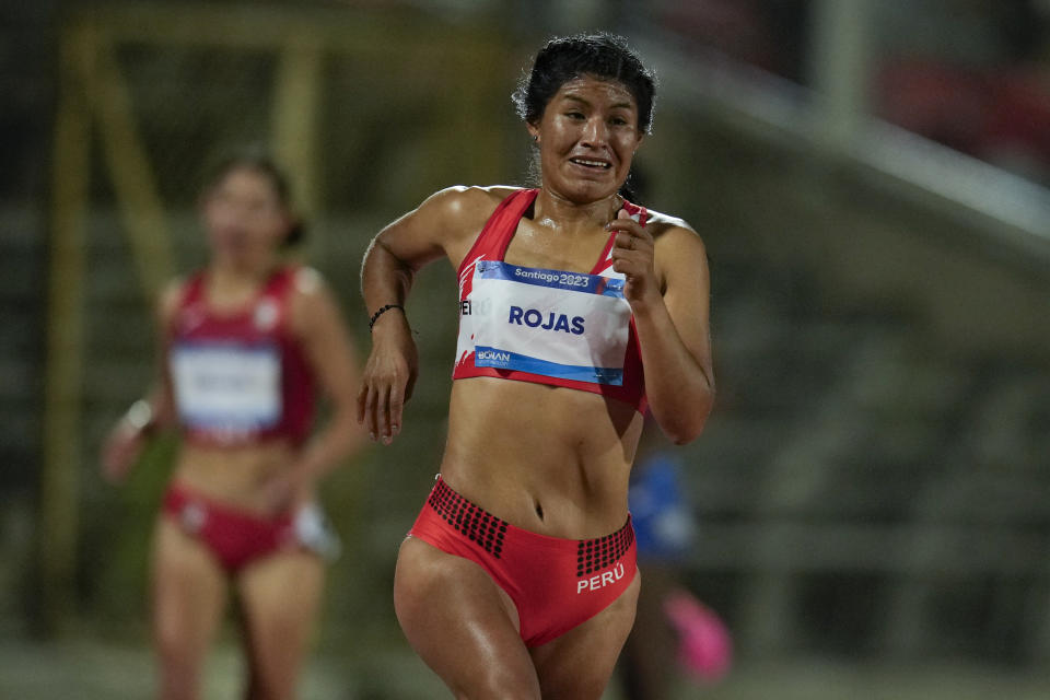 La peruana Luz Mery Rojas corre hacia la victoria en los 10.000 metros femeninos del atletismo de los Juegos Panamericanos en Santiago, Chile, el lunes 30 de octubre de 2023. (AP Foto/Esteban Félix)