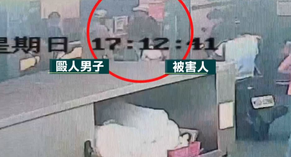 被害人與女友拿著菜單排隊點飲料（圖／東森新聞）