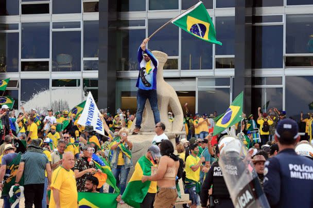 PHOTO: Supporters of Brazilian former President Jair Bolsonaro invade Planalto Presidential Palace while clashing with security forces in Brasilia, Jan. 8, 2023. (Sergio Lima/AFP via Getty Images)