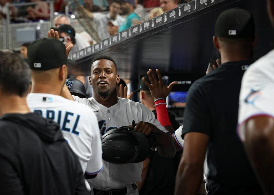 El jardinero cubano Jorge Soler celebra tras anotar una carrera en el cuarto inning ante los Gigantes de San Francisco, en el partido celebrado el 18 de abril de 2023 en Miami.