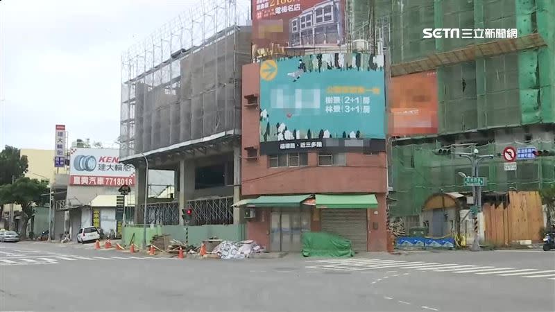 高雄市凱旋四路和籬仔內路的交叉路口有一棟「紙片屋」。