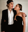 Justin Bieber et Hailey Bieber s'étaient assortis pour cette nouvelle année. On notera tout de même la casquette du chanteur et leurs langues tirées.