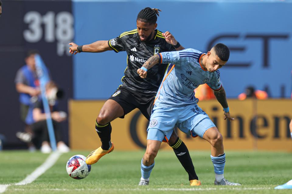 17 juin 2023 ;  New York, New York, États-Unis ;  Le défenseur de Columbus Crew Steven Moreira (31) affronte le milieu de terrain du New York City FC Santiago Rodriguez (10) pour le ballon au cours de la seconde moitié au Yankee Stadium.  Crédit obligatoire : Vincent Carchietta - USA TODAY Sports