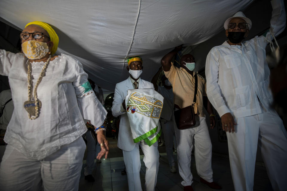 Seguidores de la santería realizan una ceremonia en la Habana, Cuba, el sábado 2 de enero de 2021. Sacerdotes de la Santería cubana realizaron sus predicciones para el Año Nuevo. (AP Foto/Ramon Espinosa)