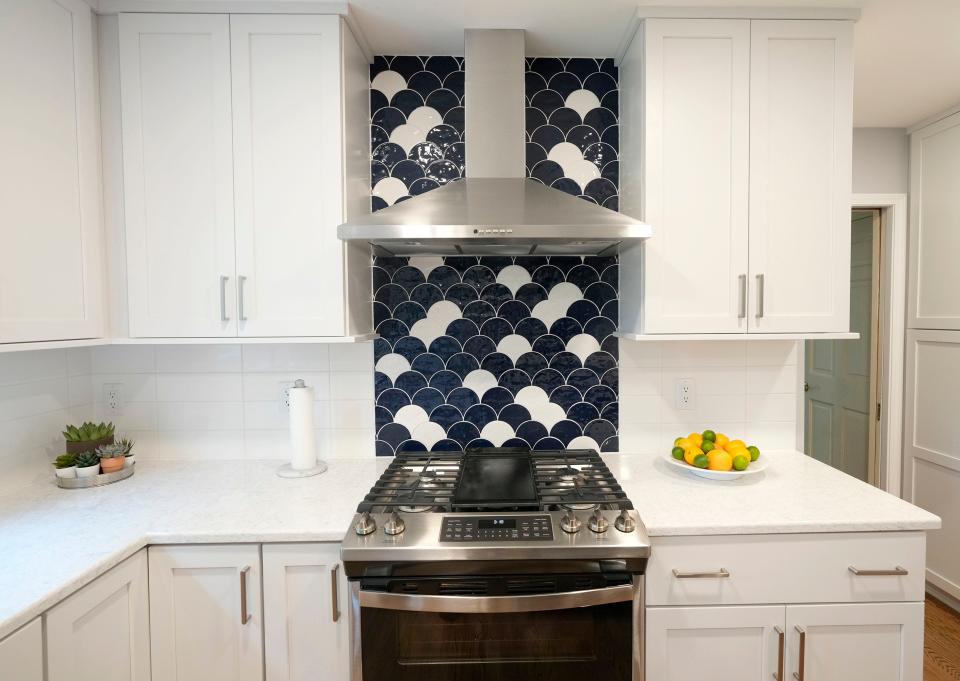 With the help of a backsplash, the range hood area became a focal point.