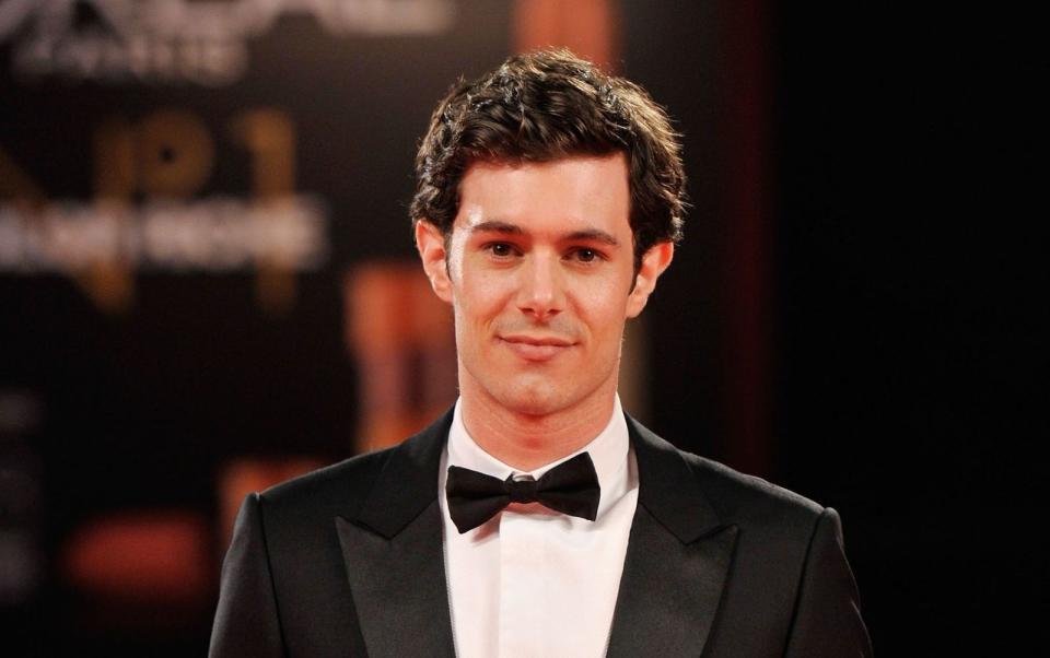 ... Schauspielkollege Adam Brody. "Ich sagte zu Brad: Du willst diese Jen-Sache doch gar nicht", erklärte er, und trotz der Beziehung mit Jennifer Aniston hatte er Erfolg mit seinem Kuppelversuch. (Bild: Gareth Cattermole/Getty Images)