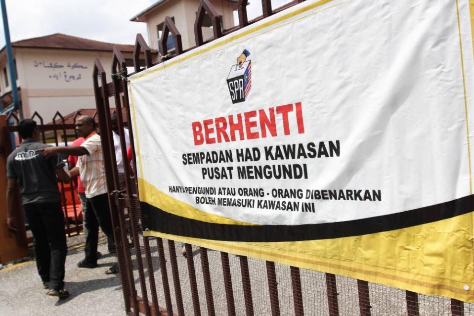 Malaysian voters queue to cast their votes outside a polling centre for the 14th General Election (GE14) in SK Puchong Indah, Selangor, Malaysia, May 9, 2018. — Picture by Miera Zulyana