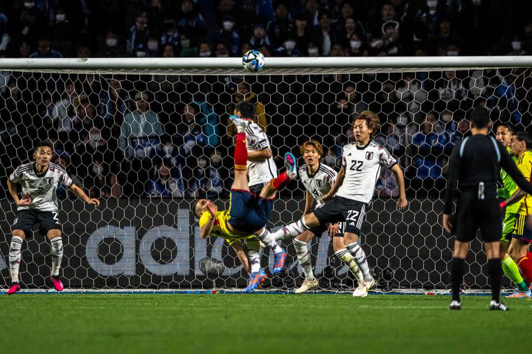 Rafael Santos Borré puso el 2 a 1 definitivo ante Japón con un golazo de chilena; el ex River fue titular