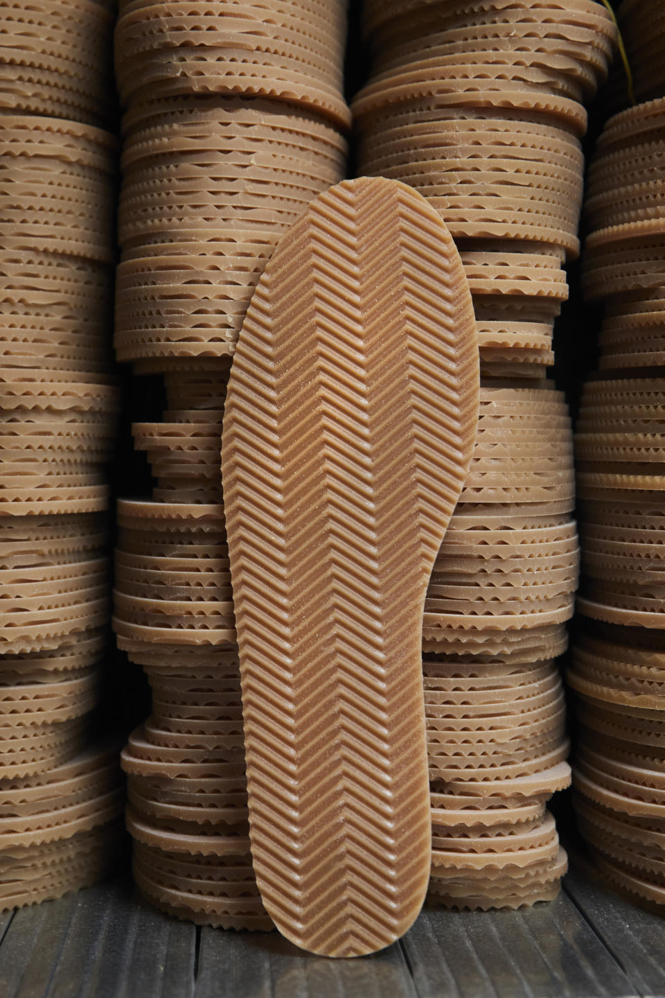 Una pila de suelas de goma antes de ser utilizadas para reparar zapatos en la tienda insignia de Golden Goose en Milán, el 8 de junio de 2022. (Gus Powell/The New York Times).
