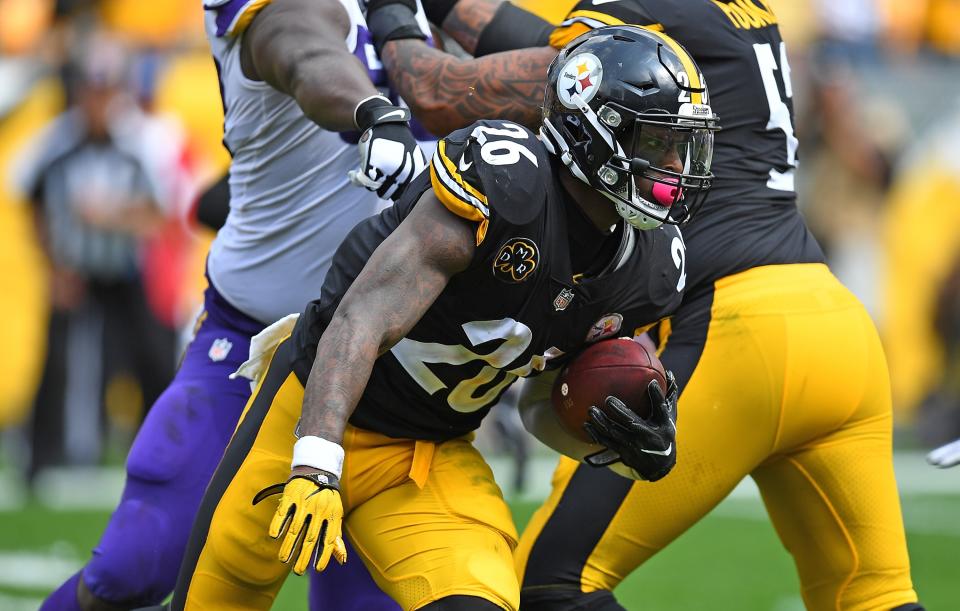 Le’Veon Bell hasn’t played a down of football this season after getting into a contract extension dispute with the Steelers. (Getty Images)